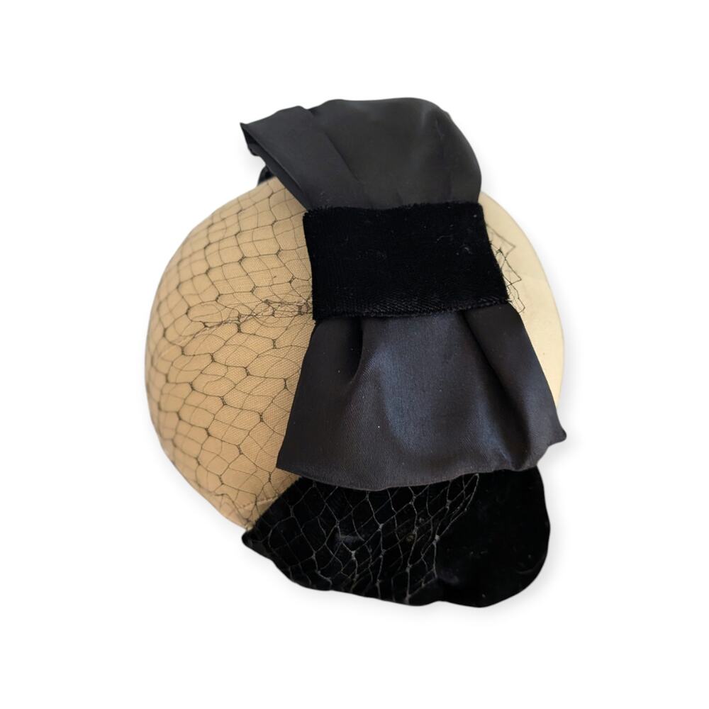Elegant Vintage Black Satin Bow & Velvet Fascinator with Birdcage Netting - Picture 3 of 6